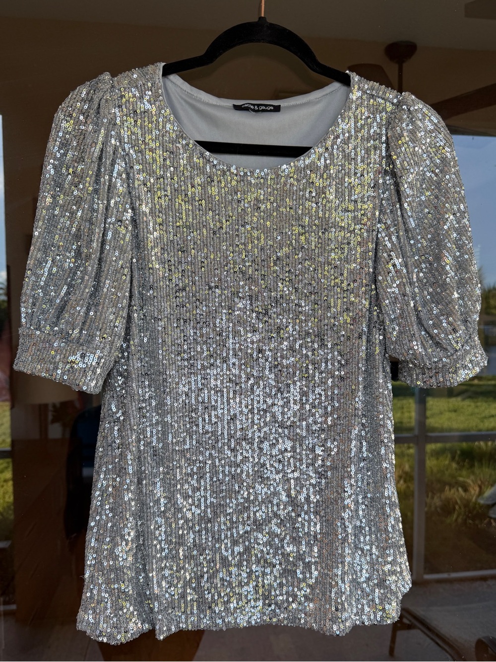 👉🏼LIKE NEW👈🏼 Silver Sequin Puff Sleeve Top by Cable & Gauge.